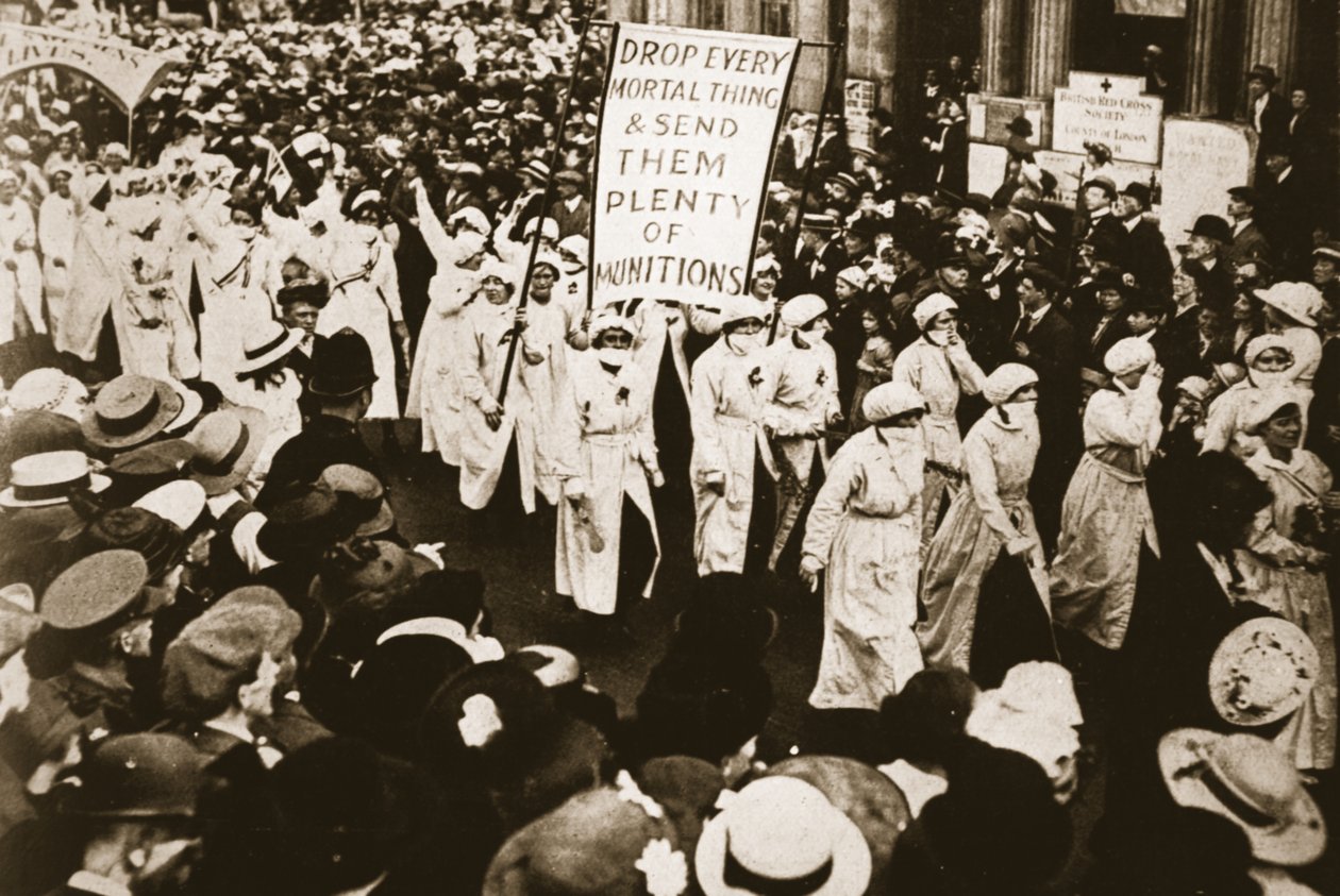Acclamati dal Segretario alla Guerra: munizionieri in processione, da The Illustrated War News, 26 luglio 1916 da English Photographer