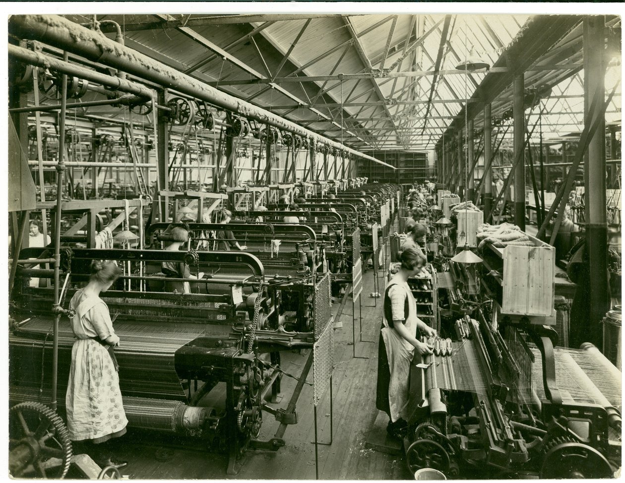 Tessitura della trama di ciniglia, fabbrica di tappeti, 1923 da English Photographer