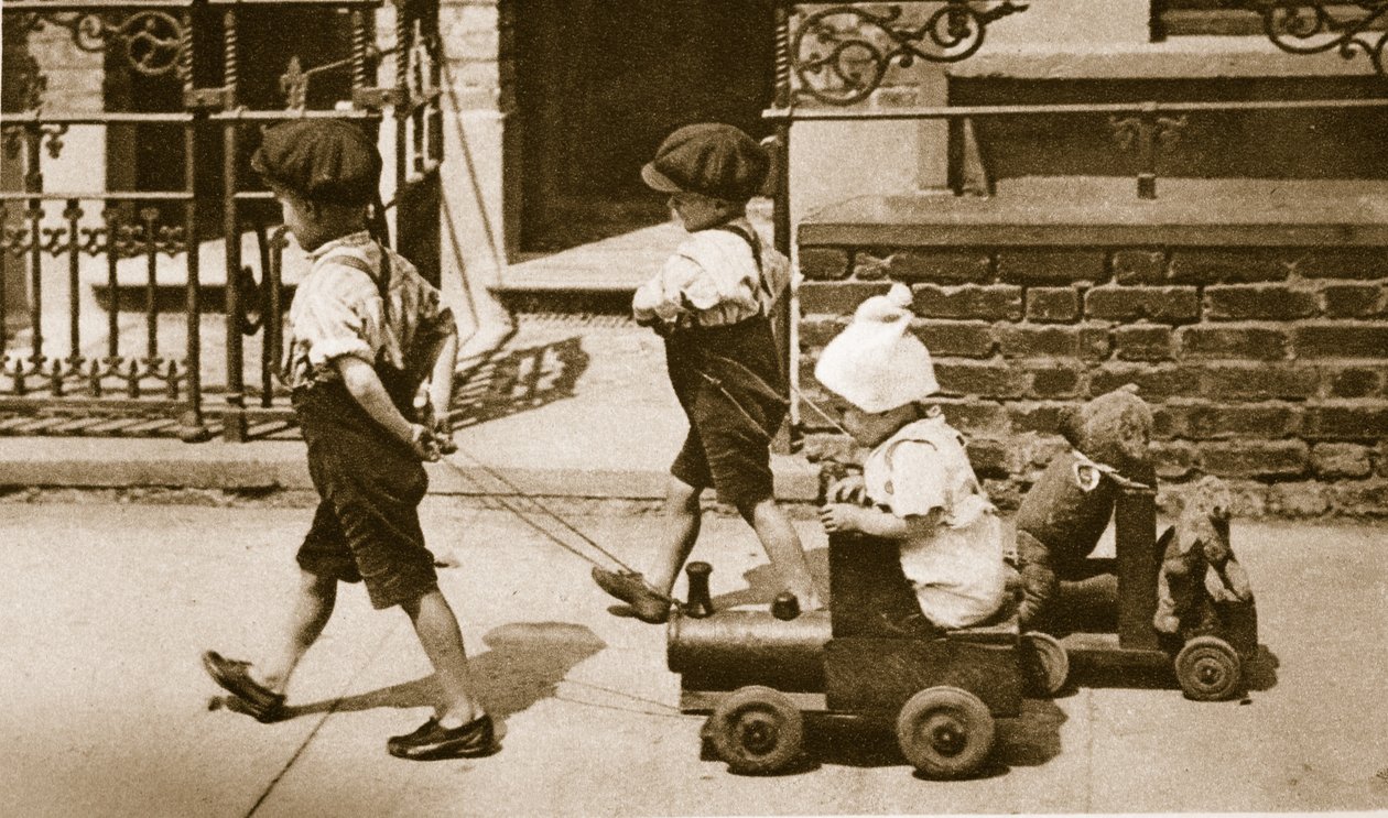 Bambini che giocano per strada: ragazzi che tirano carretti da English Photographer