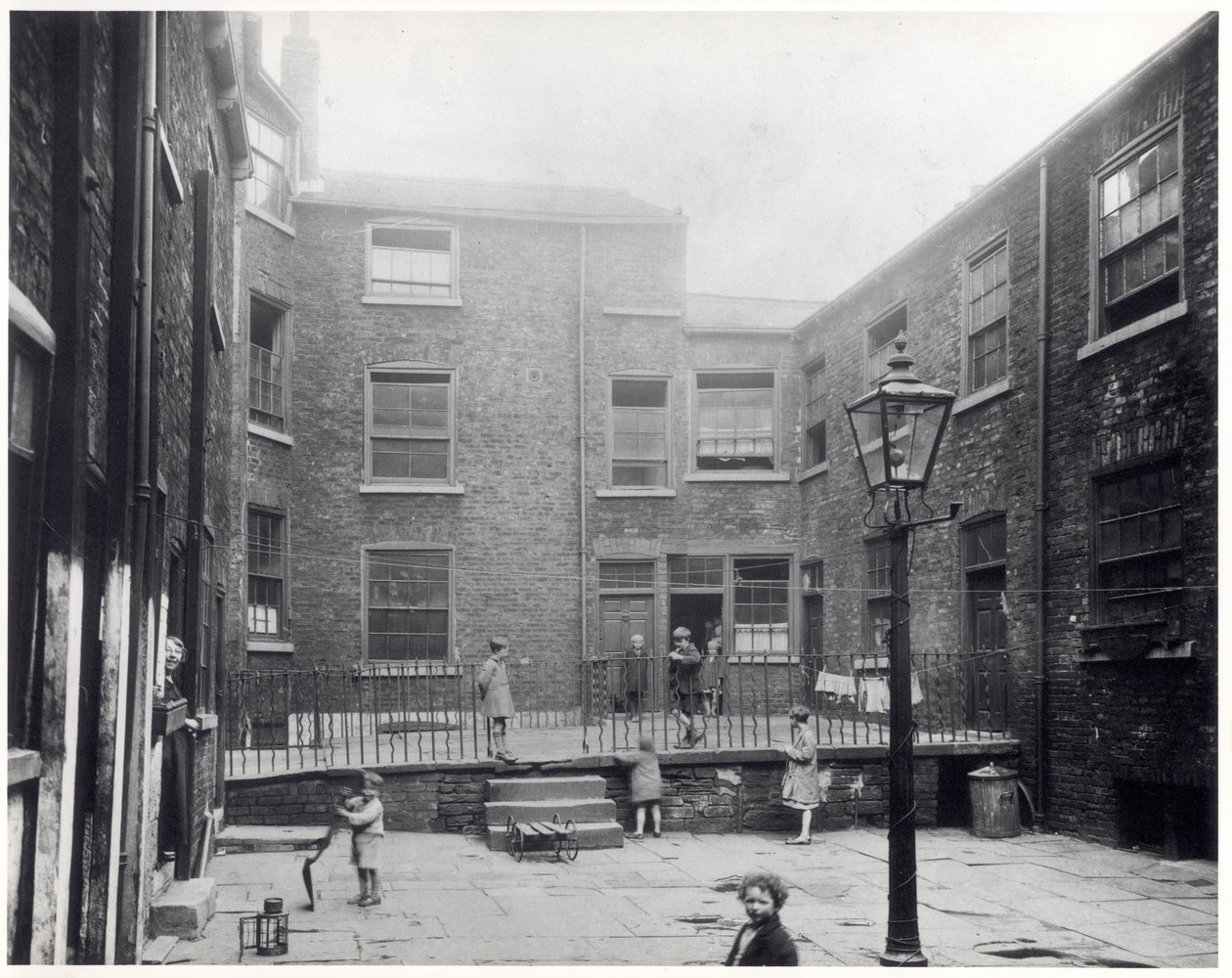 Bambini che giocano in Hirst Square, Leeds, prima che fosse demolita per fare spazio al nuovo Civic Hall, 29 luglio 1930 da English Photographer