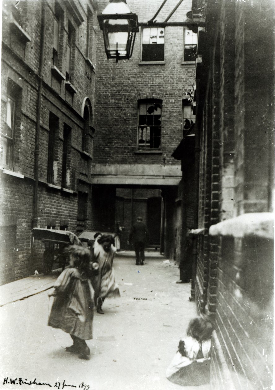 Bambini che giocano in uno slum, 1899 da English Photographer
