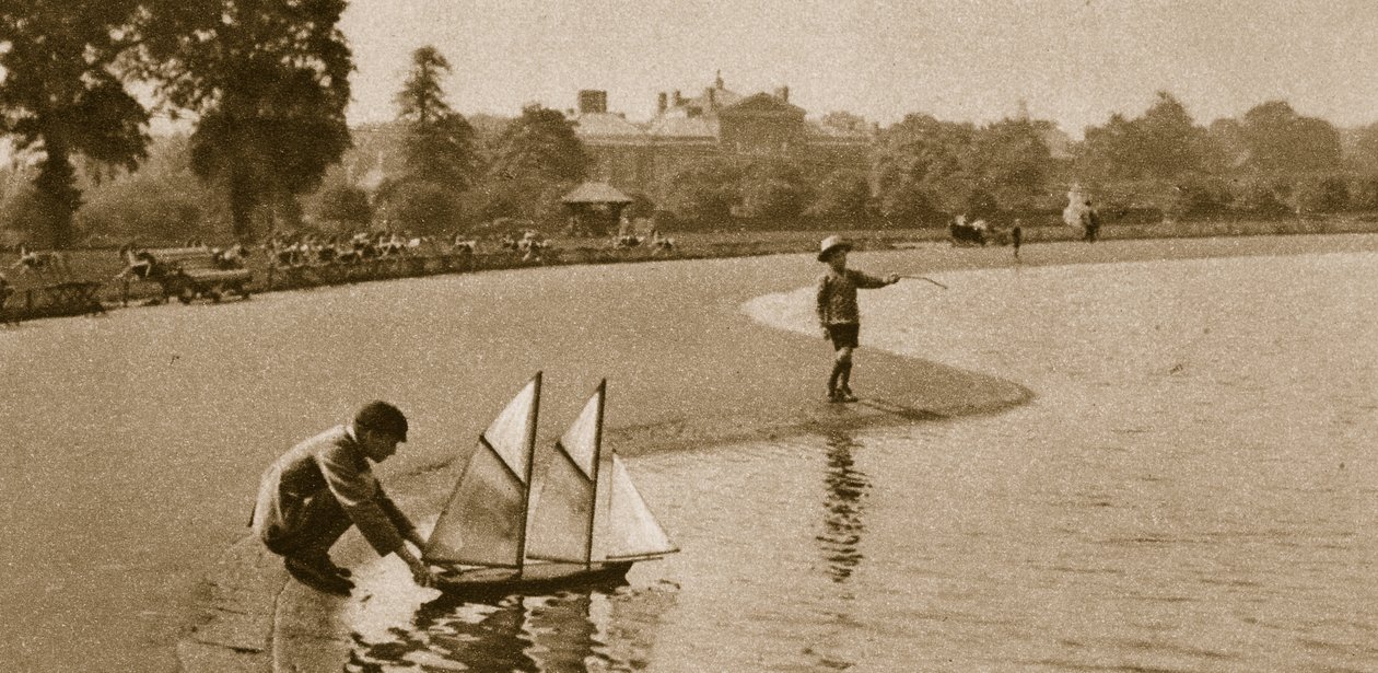 Bambini che gareggiano con barchette al Round Pond, Kensington Gardens, 1926 da English Photographer