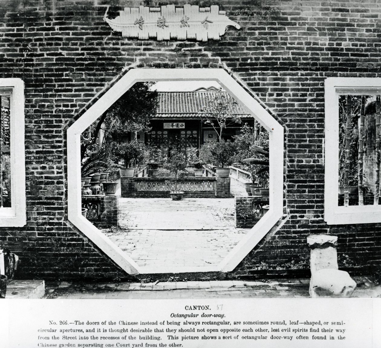 Porta ottagonale cinese, c.1870 da English Photographer