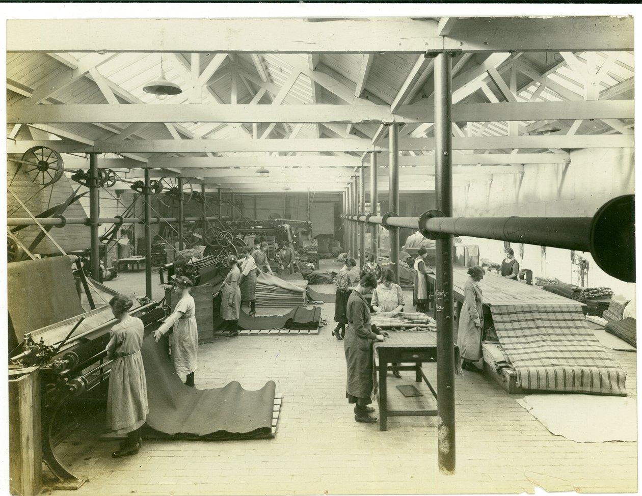 Sala di finitura dei tessuti, Long Meadow mill, 1923 da English Photographer