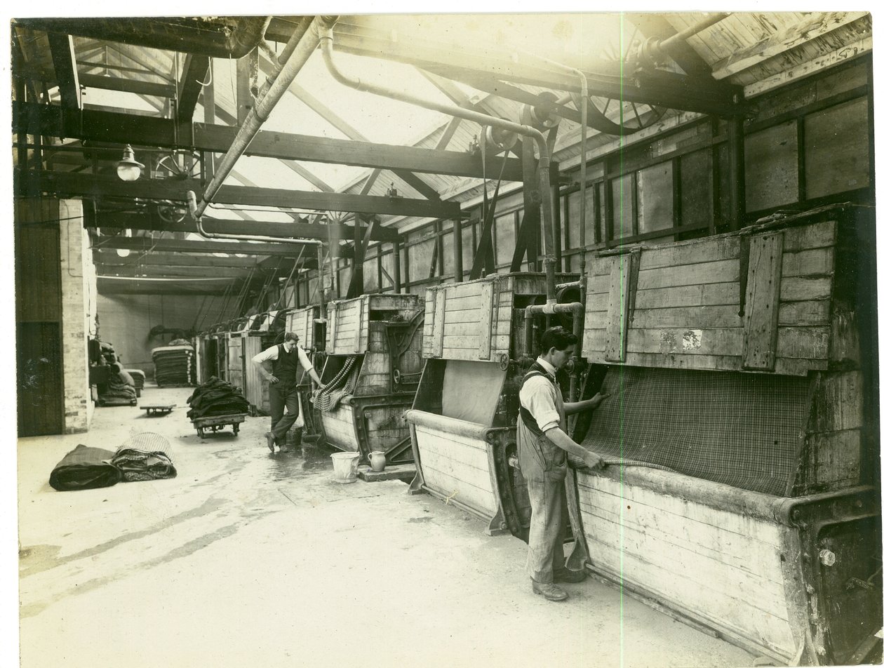 Reparto di follatura, Long Meadow mill, 1923 da English Photographer