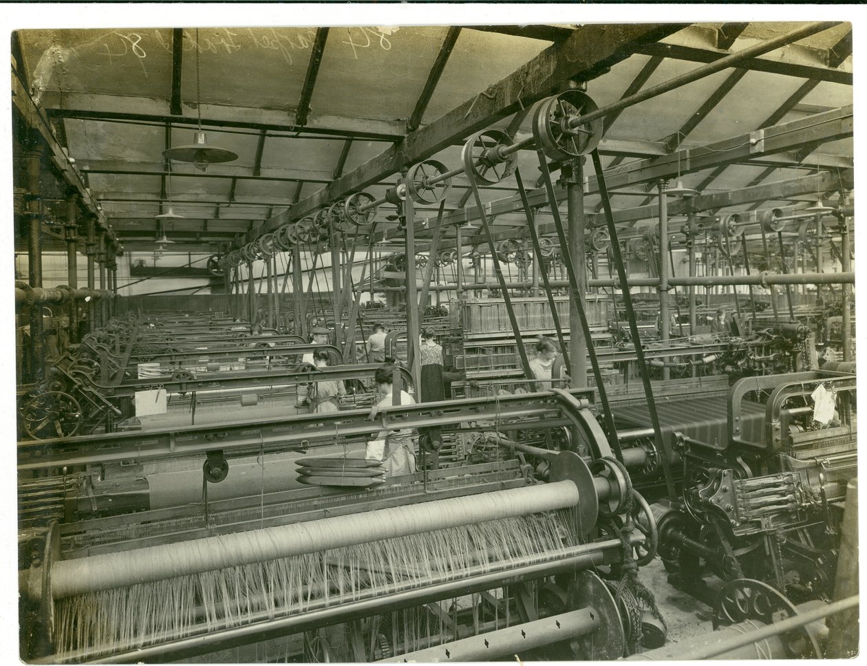 Sala di tessitura, Long Meadow mill, 1923 da English Photographer