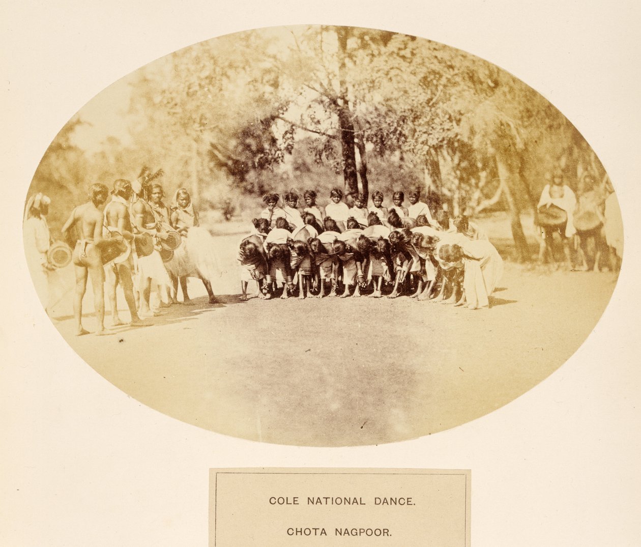 Danza nazionale Cole, Chota Nagpoor, da The People of India, di J. Forbes Watson, pubblicato 1868 (albumen print) da English Photographer
