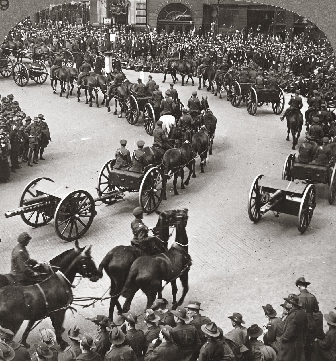 Commemorazione della fine della guerra, gli Anzacs assistono alla rassegna delle forze dell