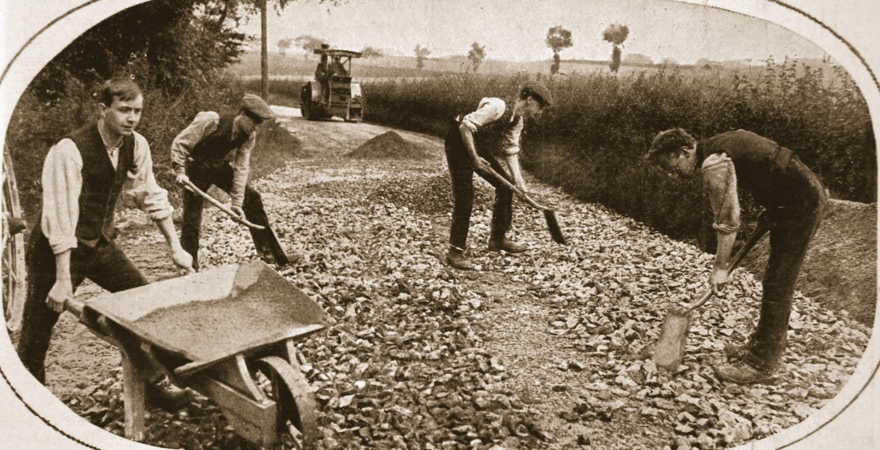 Obiettori di coscienza utilmente impiegati: uomini del N.C.C. su una strada militare da English Photographer