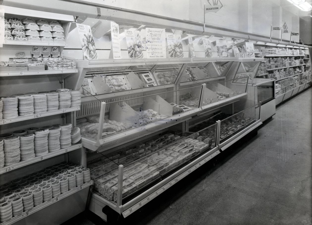 Corsia di gastronomia, negozio Woolworths, 1956 da English Photographer