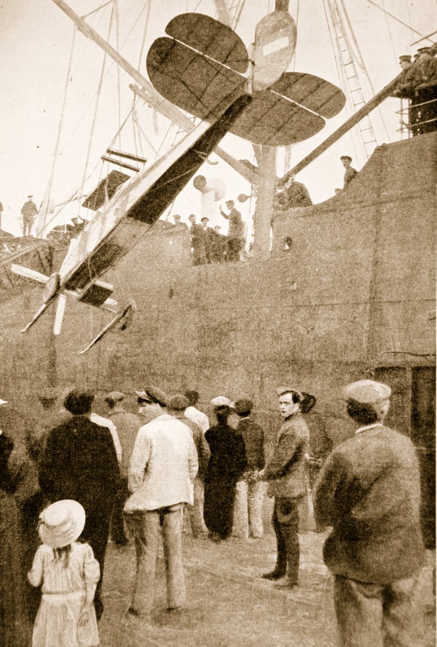 Sbarco di un aeroplano britannico al suo arrivo in Francia, 1914-19 da English Photographer