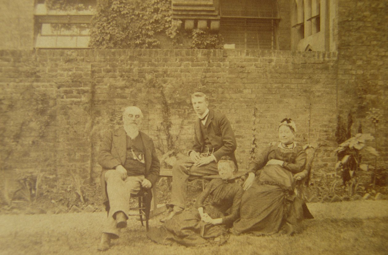 Dr. William R. Woodman con la sua famiglia nella loro casa di Londra, c.1887 da English Photographer
