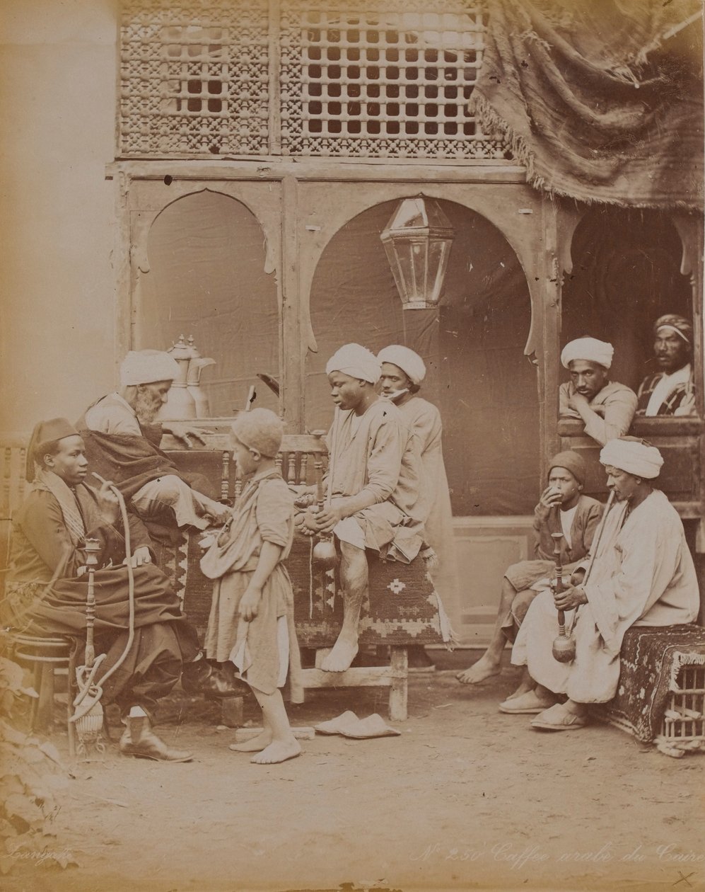 Famiglia egiziana in un cortile, 1893 da English Photographer
