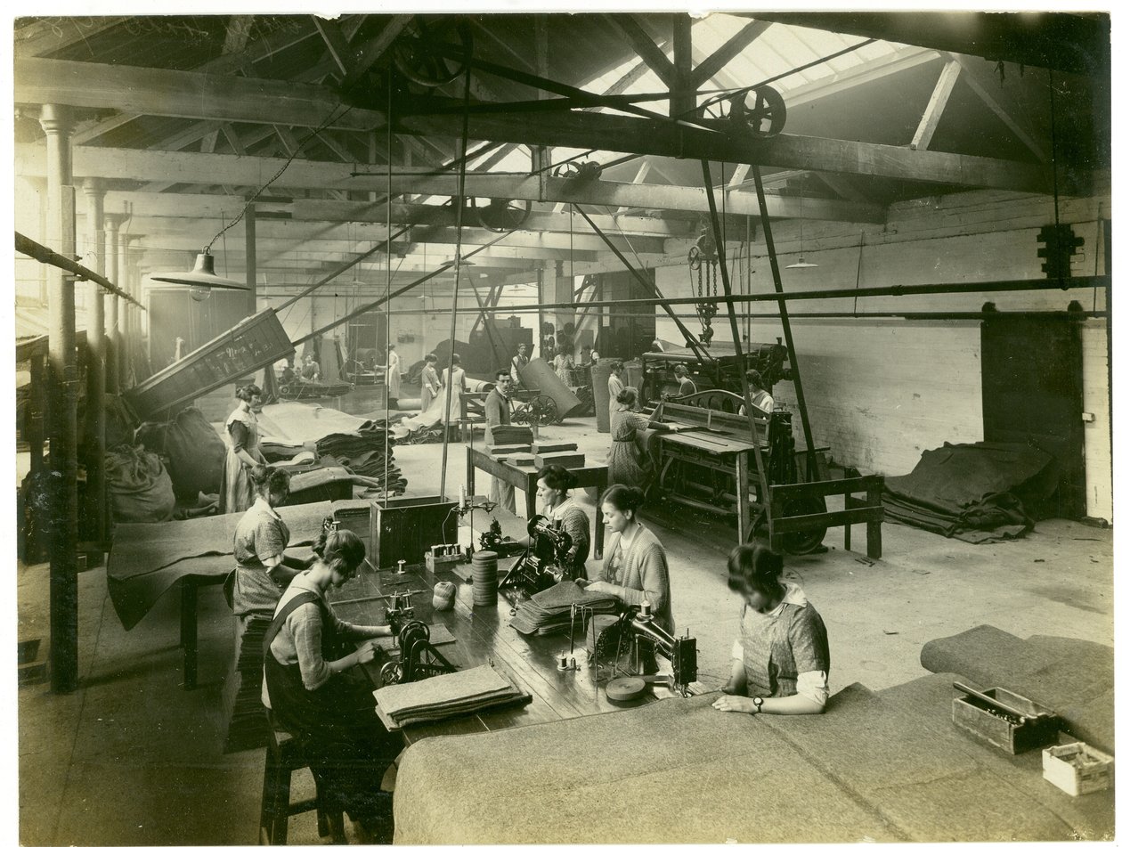 Reparto di finitura del feltro, Long Meadow mill, 1923 da English Photographer