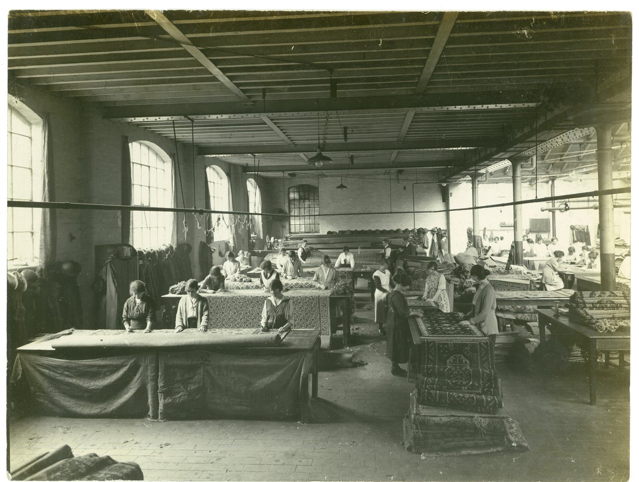 Sala di finitura, sezione ciniglia, fabbrica di tappeti, 1923 da English Photographer