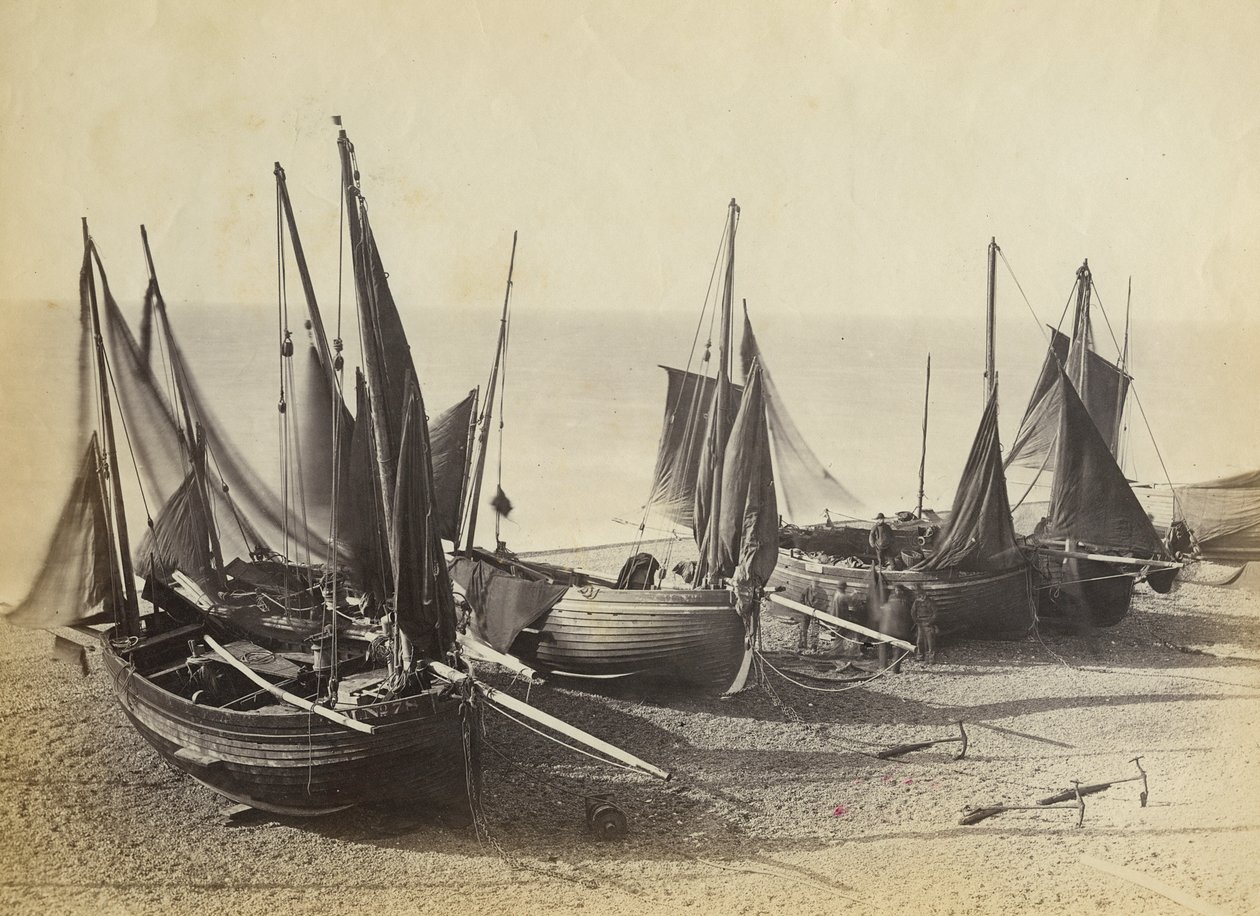 Barche da pesca tirate sulla spiaggia a Shoreham-by-Sea, c.1880 da English Photographer