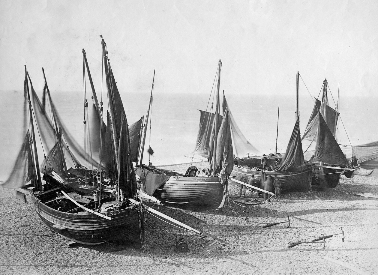 Barche da pesca tirate sulla spiaggia a Shoreham-by-Sea, c.1880 da English Photographer