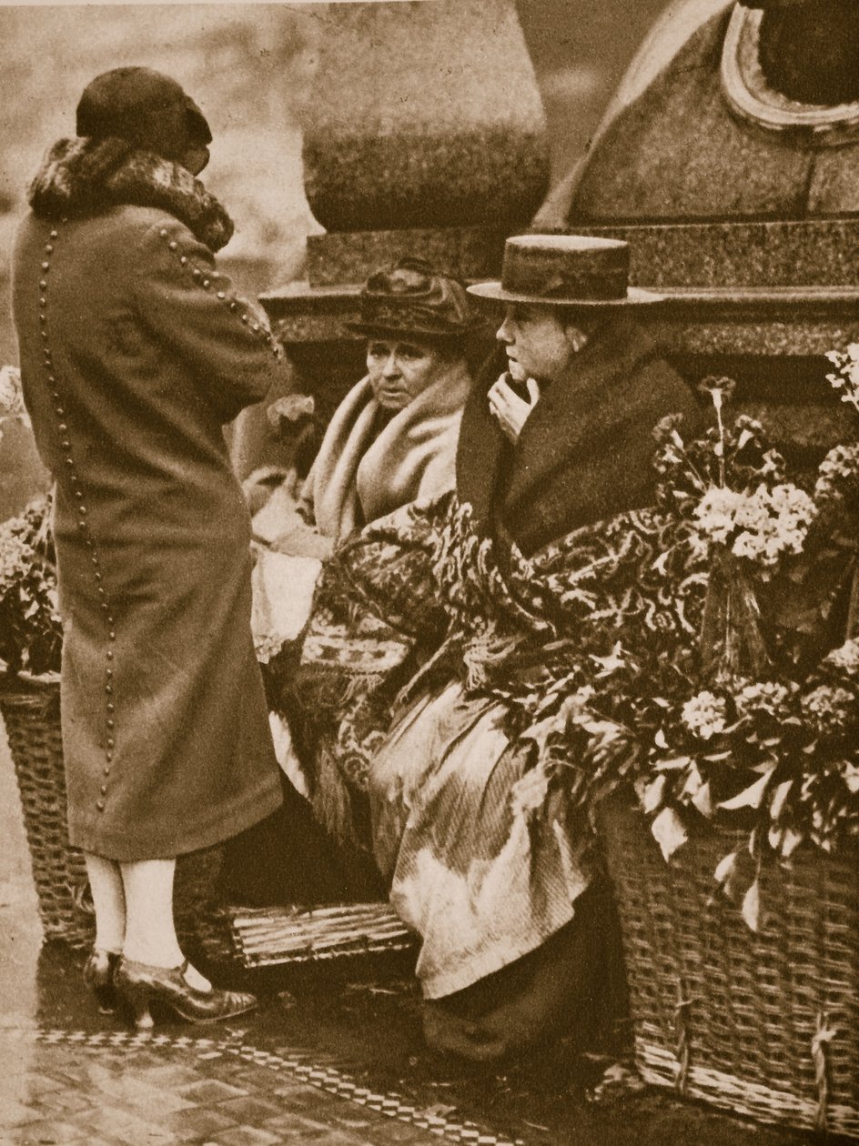 Venditrici di fiori si radunano e chiacchierano a Piccadilly Circus da English Photographer