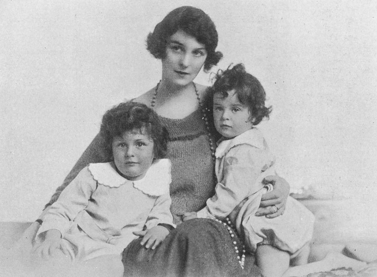 Freda Dudley Ward con i suoi figli, 1918 da English Photographer