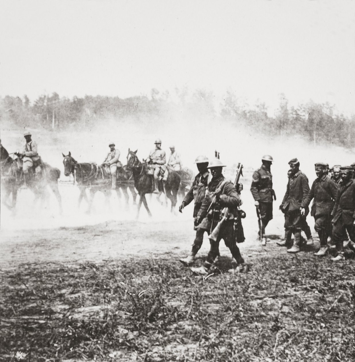 I cannoni francesi da 75 tornano a Chemin des Dames passano prigionieri catturati nella nostra offensiva vicino a St Quentin da English Photographer