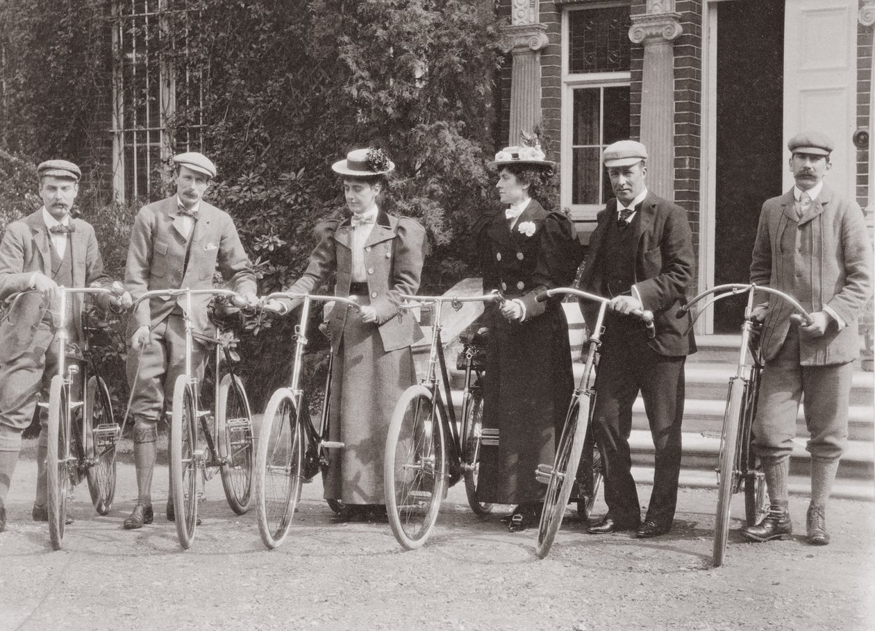 Gruppo di ciclisti edoardiani, primi anni 1900 da English Photographer