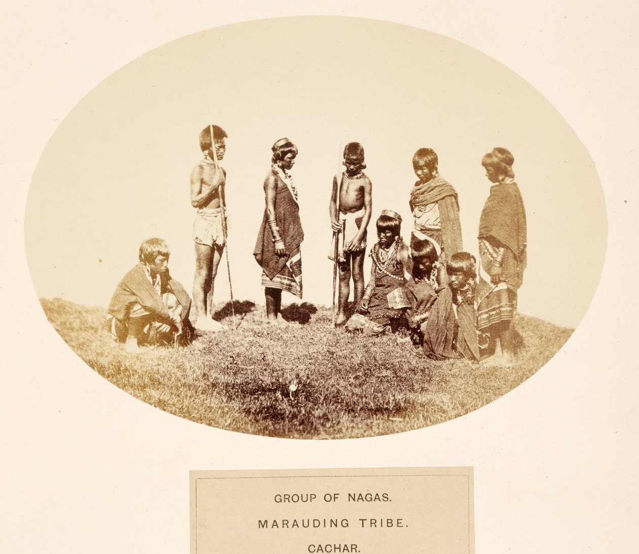 Gruppo di Nagas, tribù predatrice, Cachar, da The People of India, di J. Forbes Watson, pubblicato 1868 (albumen print) da English Photographer