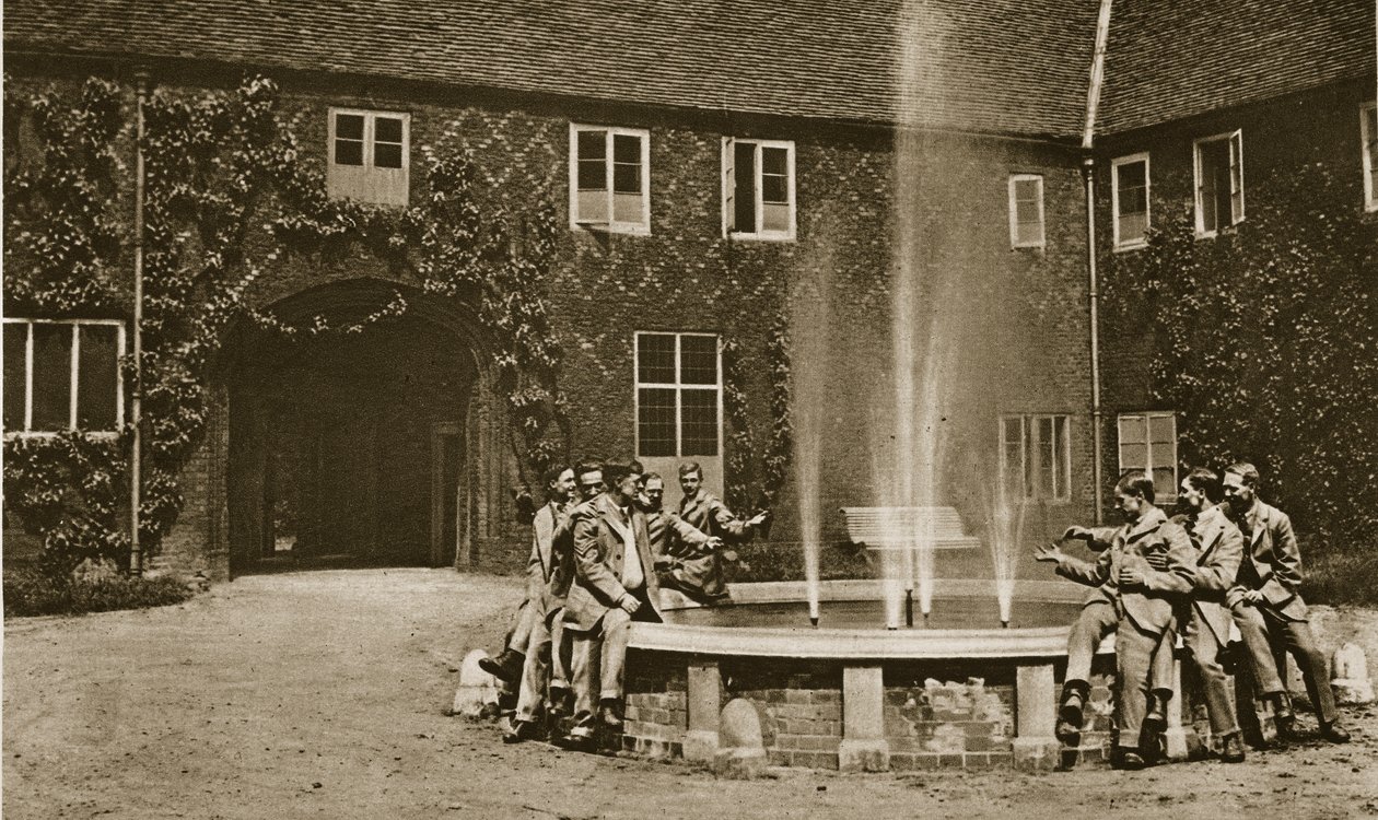 Nel cortile di Fulham Palace, 1914-19 da English Photographer