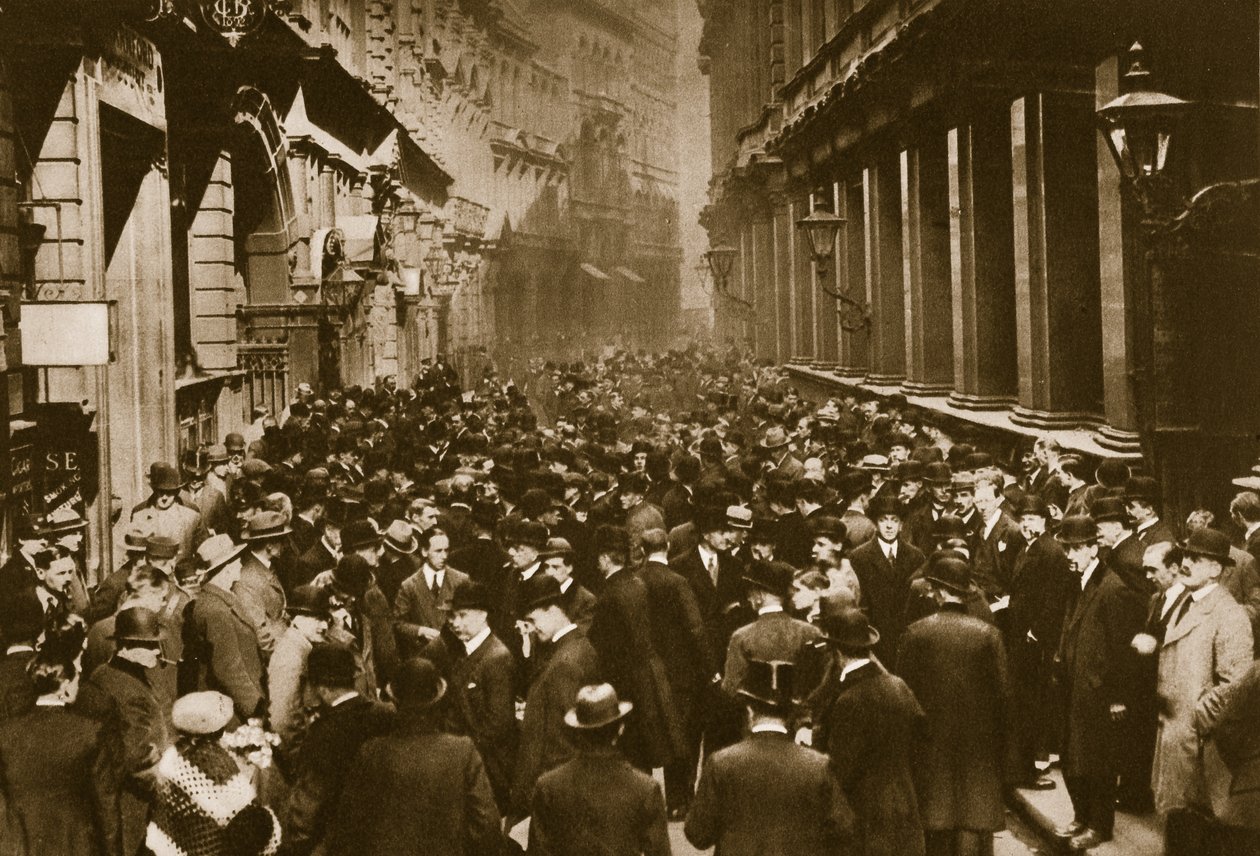 In Throgmorton Street accanto al muro nord della Borsa di Londra da English Photographer