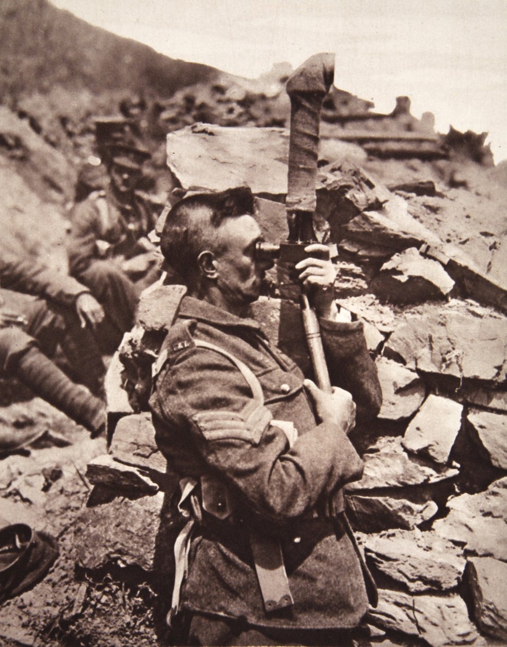 Nelle trincee britanniche a Salonicco: un sergente usa il suo periscopio, da The Illustrated War News, 21 giugno 1916 da English Photographer