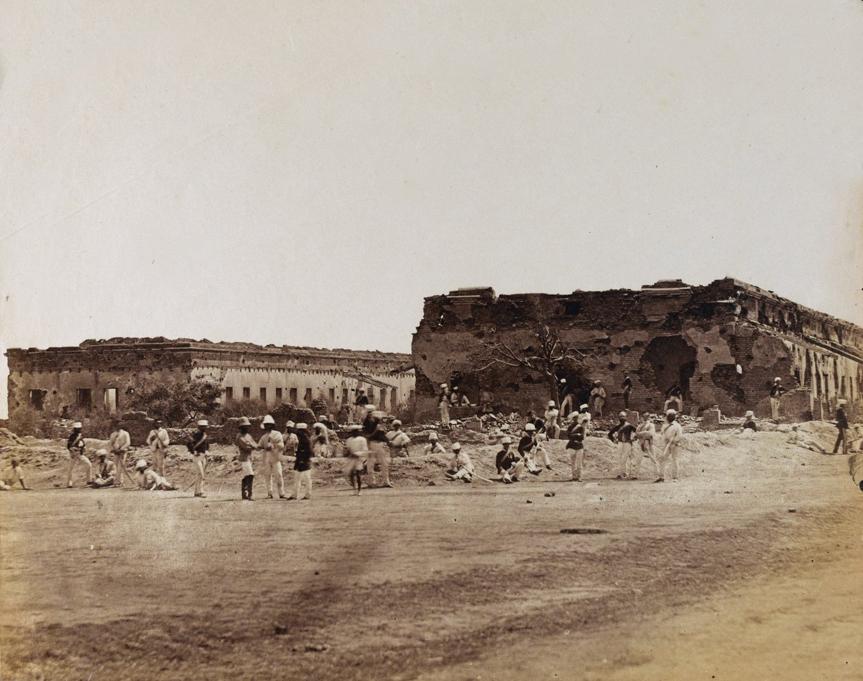 Soldati indiani vicino a edifici in rovina, c.1858 (foto seppia) da English Photographer