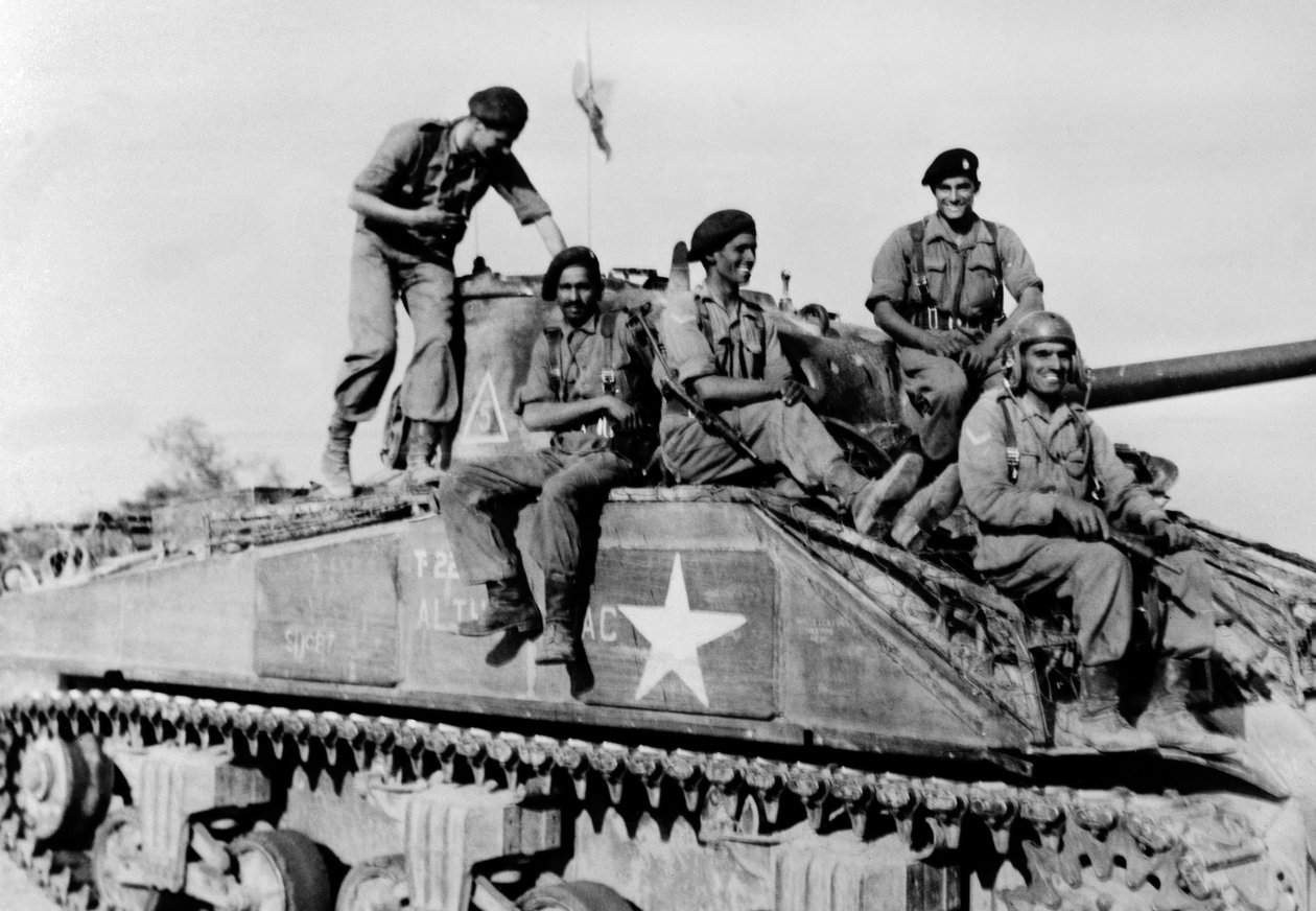 Equipaggio di carri armati indiani sul loro Sherman da English Photographer