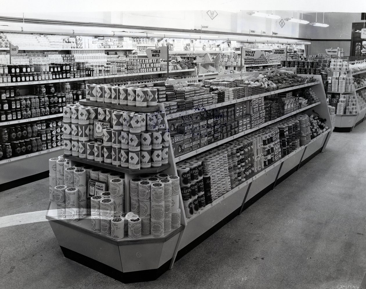 Interno di un negozio Woolworths, 1956 da English Photographer