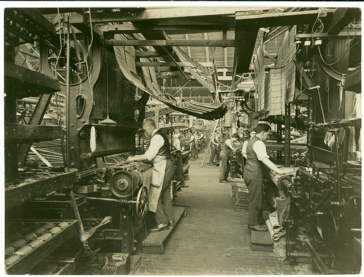 Tessitori Jacquard, commercio dei tappeti, 1923 da English Photographer