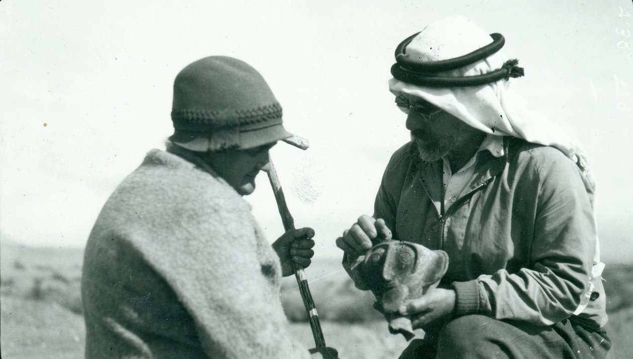 John Garstang che mostra un calice di ceramica Yahudieh alla signora Garstang, 1930 da English Photographer