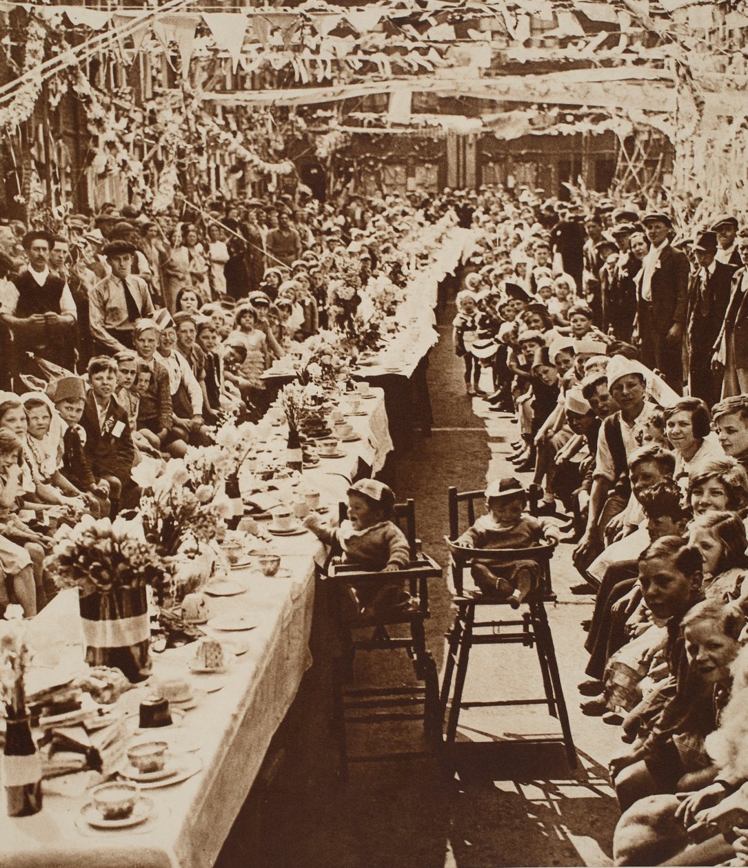 Festa del tè del Giubileo per i bambini in Orville Road, Battersea, 1935 da English Photographer