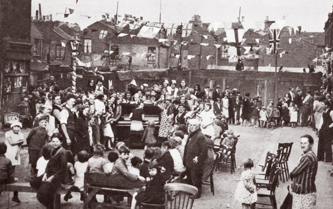 Festa di strada per il Giubileo, 1935 da English Photographer