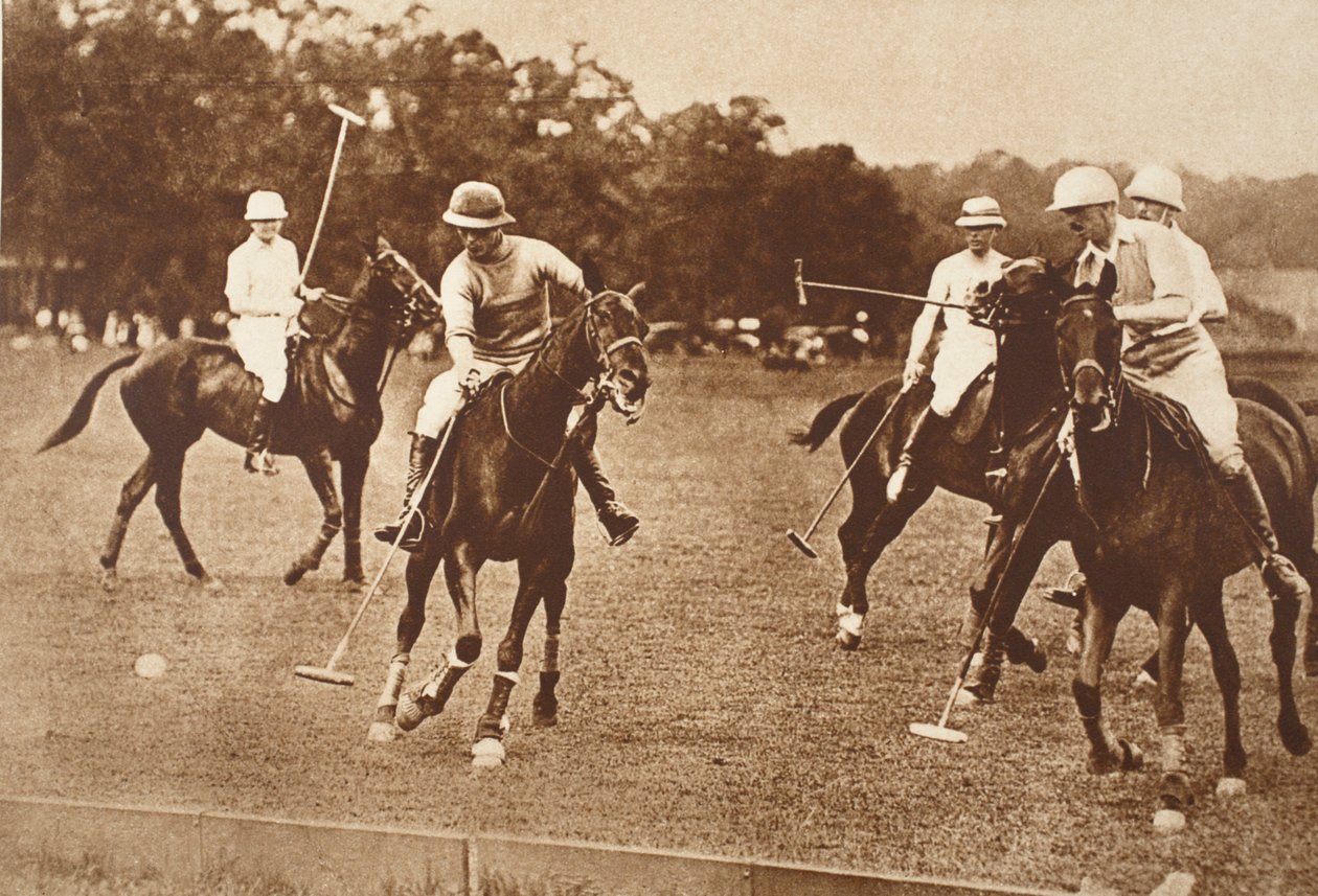 Re Edoardo che gioca a polo a Long Island, New York, anni 