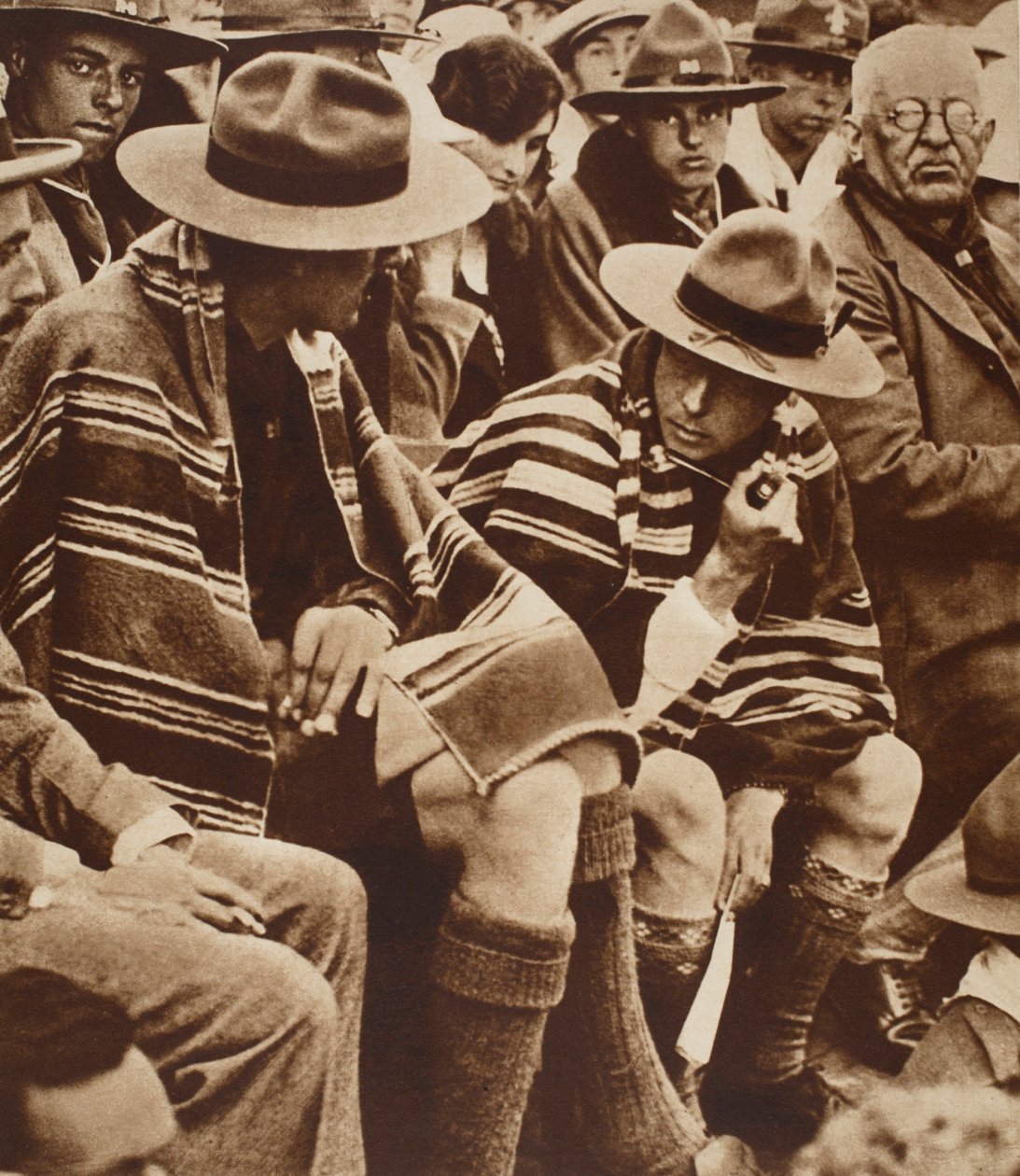 Re Edoardo intorno a un falò con gli scout gallesi da English Photographer