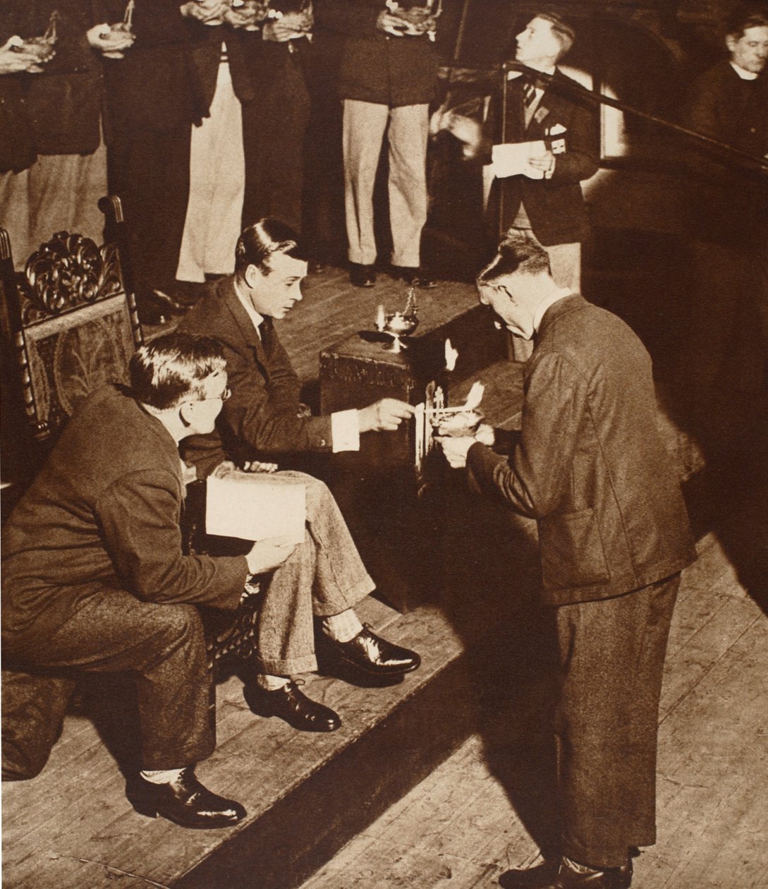 Re Edoardo VIII accende le lampade del ricordo nella Church House, Westminster da English Photographer