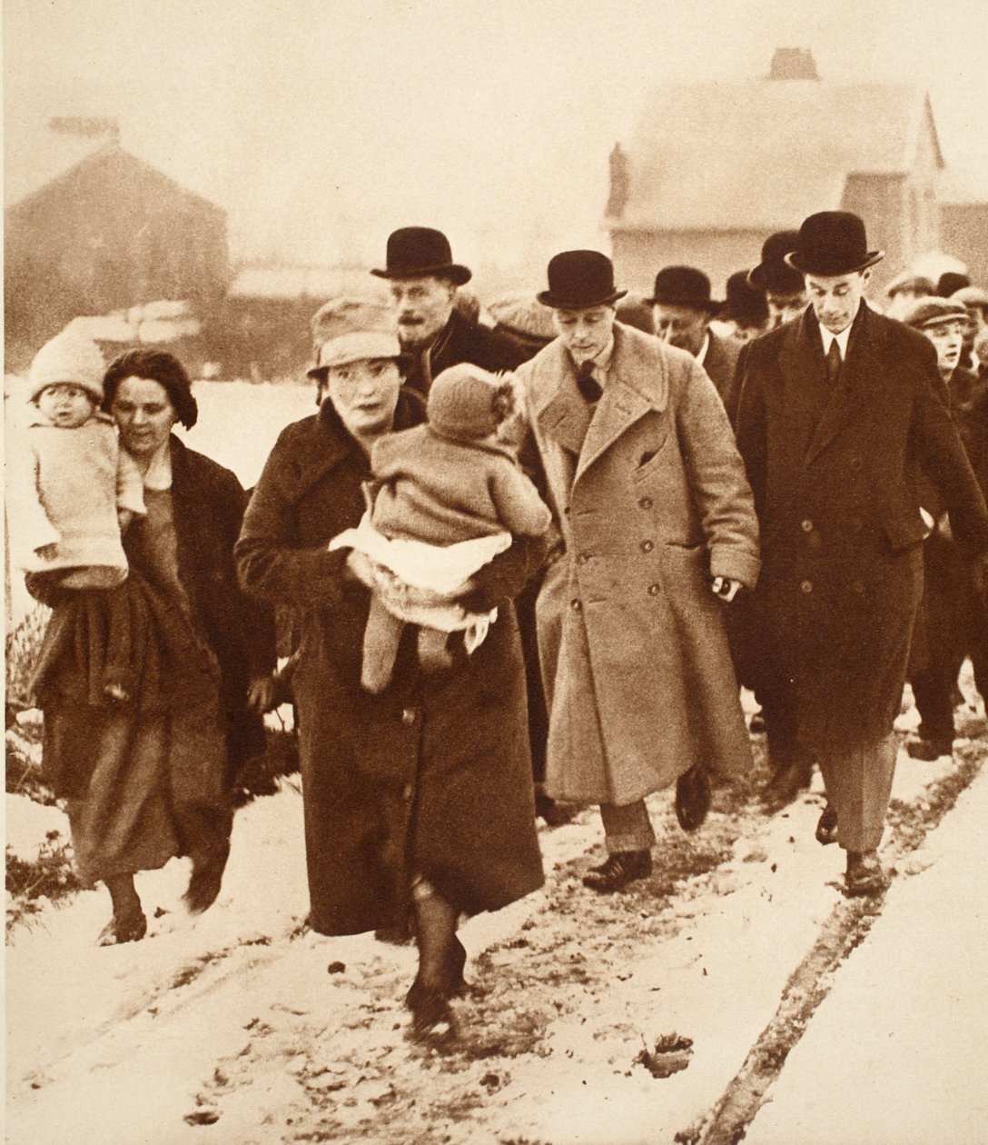 Re Edoardo VIII cammina nella neve a Winlaton da English Photographer