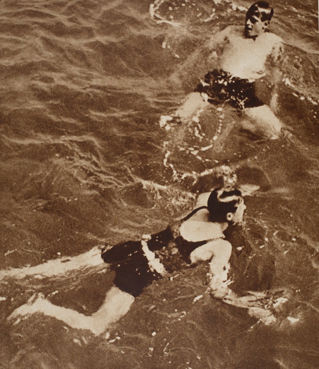 Re Edoardo VIII e il Duca di Kent che nuotano sulla Riviera, 1933 da English Photographer