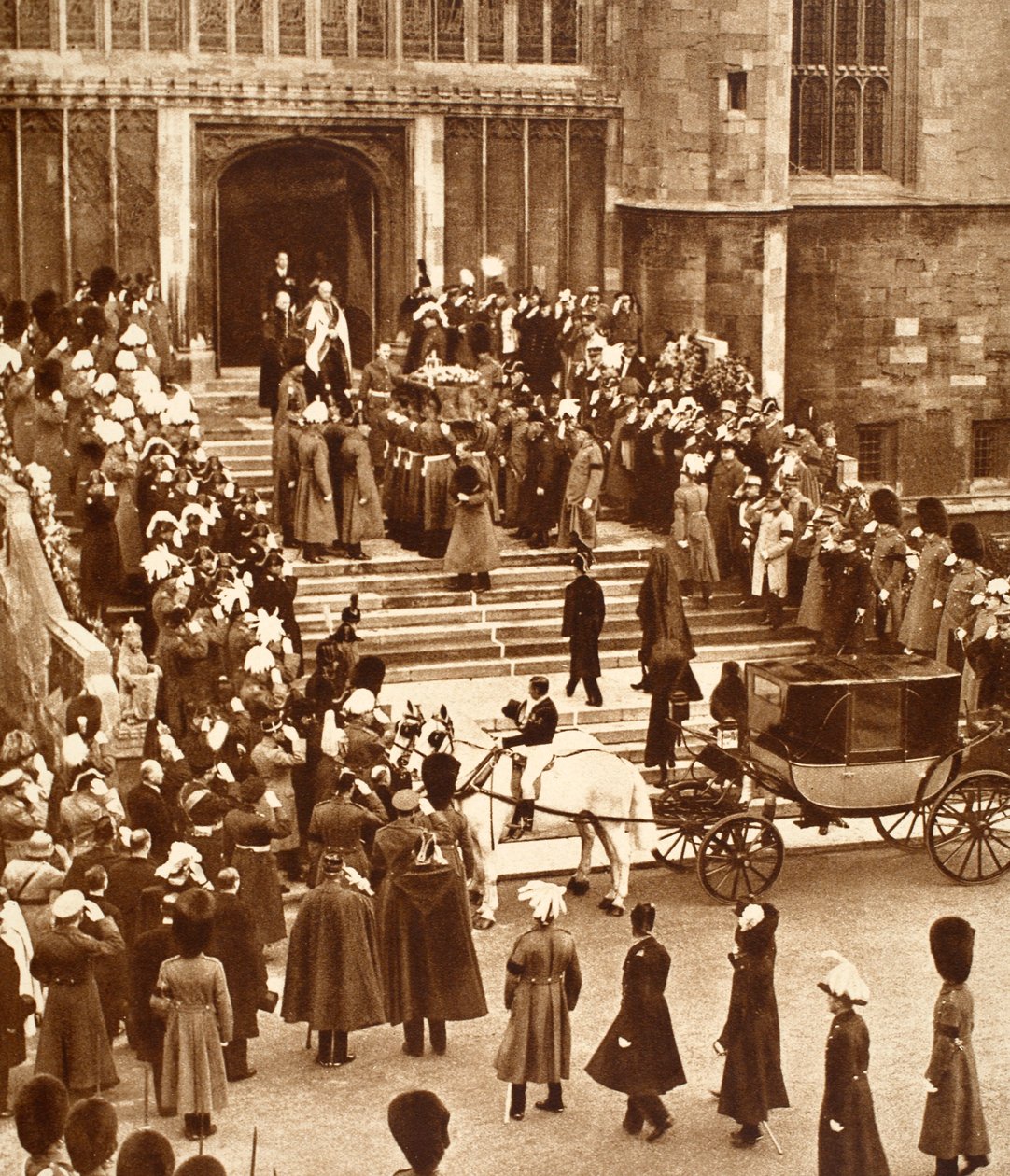 Re Giorgio deposto a riposo, con Re Edoardo VIII e la Regina Maria che salgono i gradini della cappella, 1936 da English Photographer