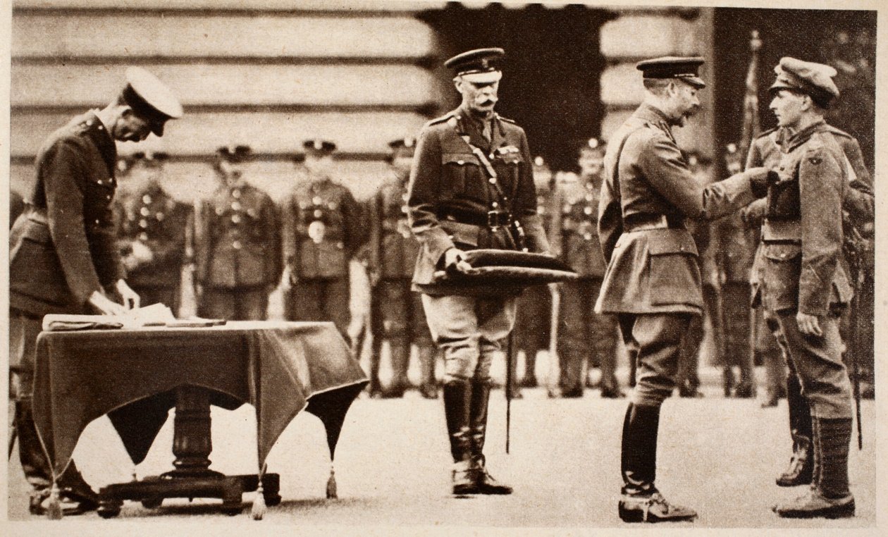 Re Giorgio V conferisce la Victoria Cross al soldato Wilfred Edwards, Kings Own Yorkshire Light Infantry, 1914-1918 da English Photographer