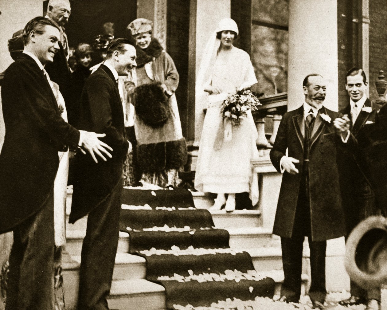 Re Giorgio saluta la Principessa Maud, figlia della Principessa Reale, mentre parte per la luna di miele con Lord Carnegie, 1923 da English Photographer