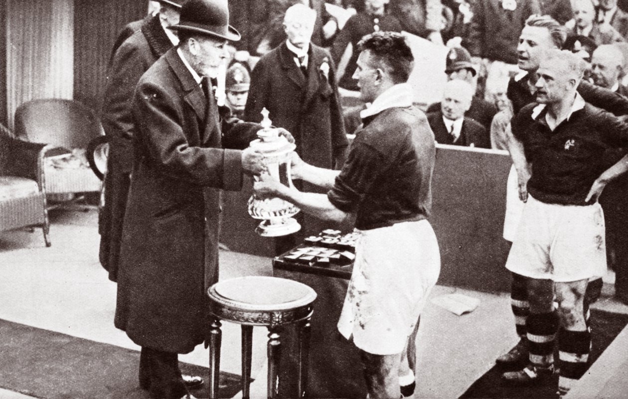 Re Giorgio che assegna la FA Cup da English Photographer
