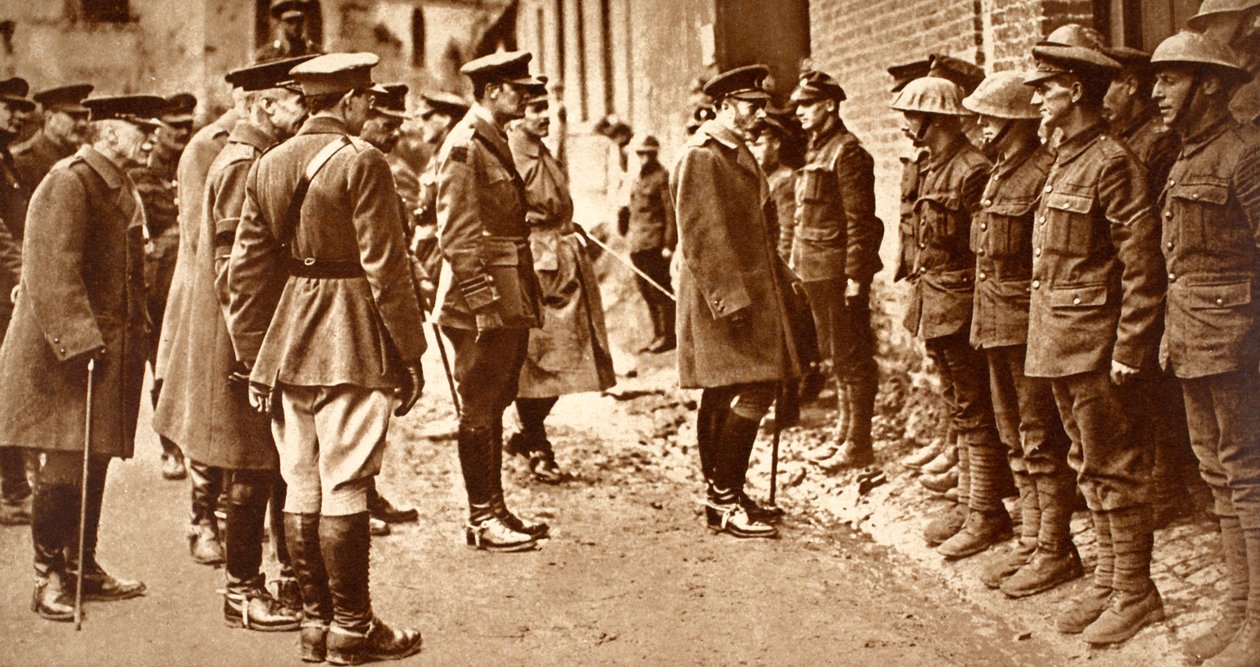 Re Giorgio con il 7° Bn. Sherwood Foresters dopo Bullecourt, marzo 1918 da English Photographer