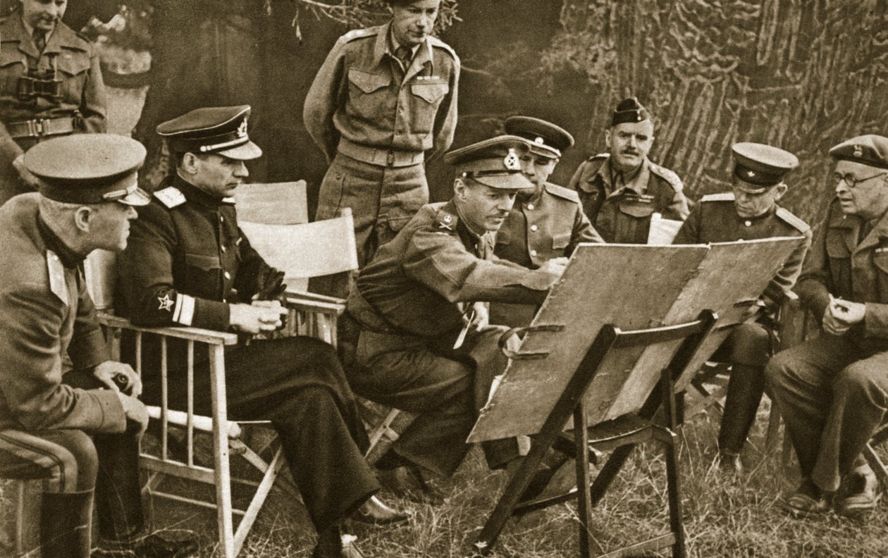 Il tenente generale Dempsey, comandante della Seconda Armata britannica, spiega agli ufficiali sovietici la situazione sul fronte occidentale, 1944 da English Photographer