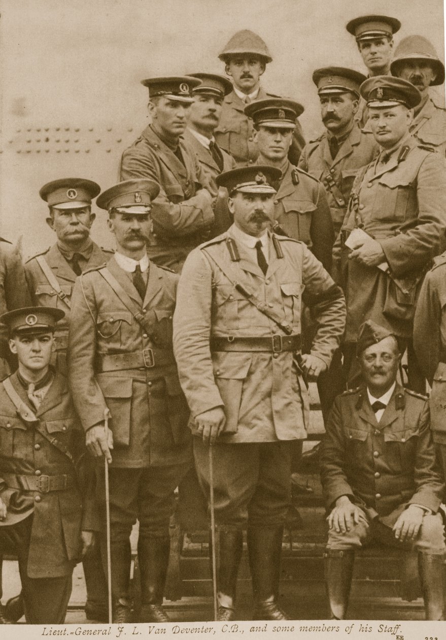 Tenente Generale F. L. Van Deventer, C.B e alcuni membri del suo staff, 1914-19 da English Photographer