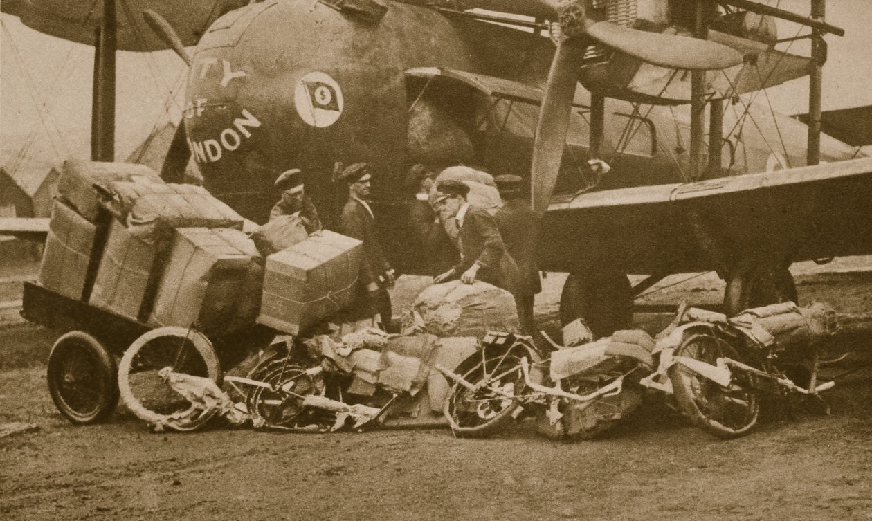 Caricamento della macchina Vickers-Vimy City of London con telai di motociclette per Colonia da English Photographer