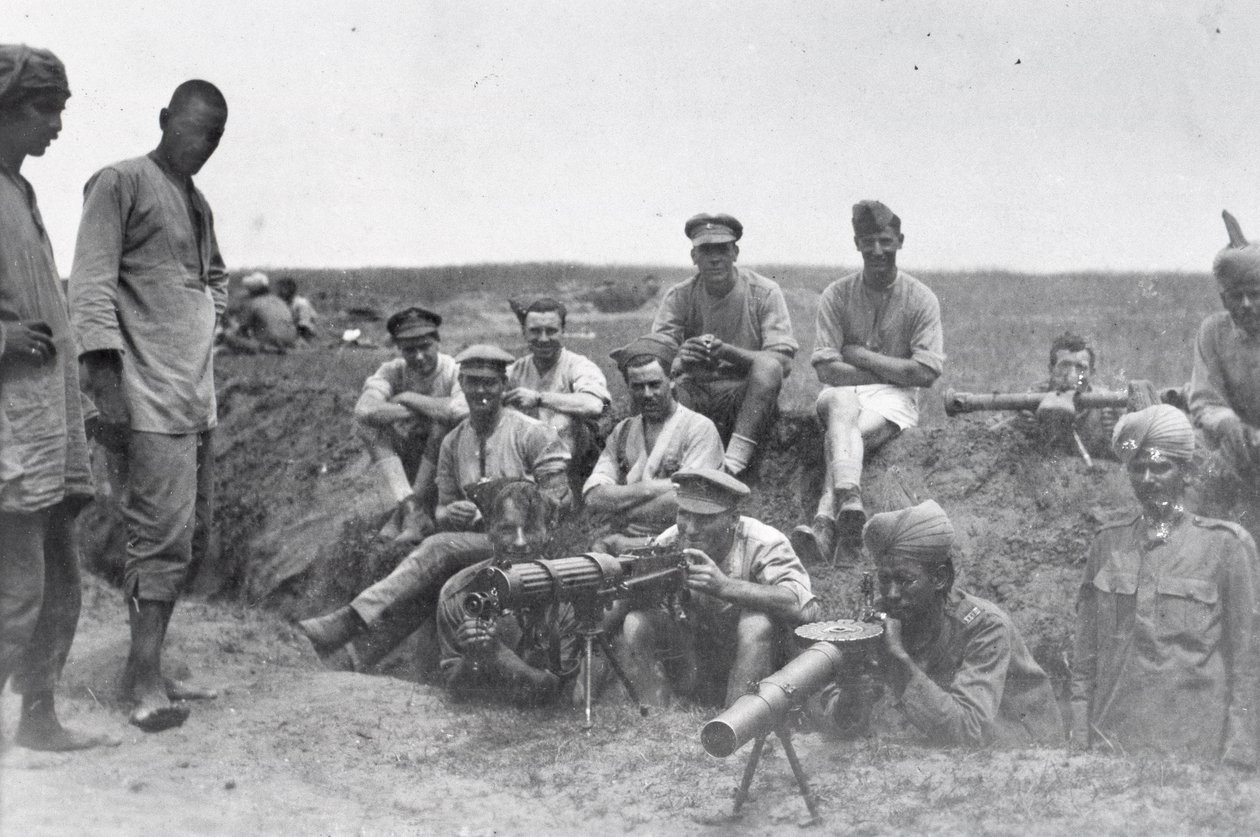 Equipaggi di mitragliatrici con mitragliatrice Vickers, fucile Lewis e telemetro, Mesopotamia, Prima Guerra Mondiale da English Photographer